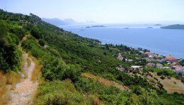 Depuis Peljesac, vue sur l'île de Korcula, Croatie.
