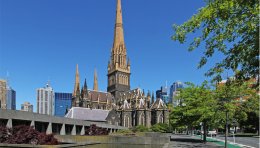 Melbourne, la cathédrale St Patrick de style gothique (côté est)