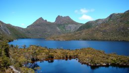 Tasmanie, le Mont Cradle derrière le lac Dove
